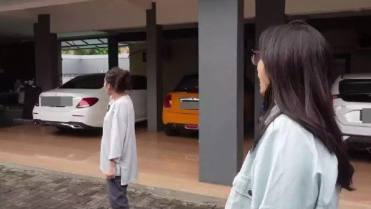 Penampakan garasi rumah Ayu Ting Ting