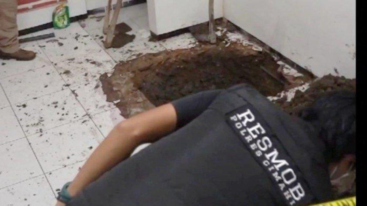 Penampakan lubang tempat mayat Didi Hartanto dikubur di dapur rumahnya