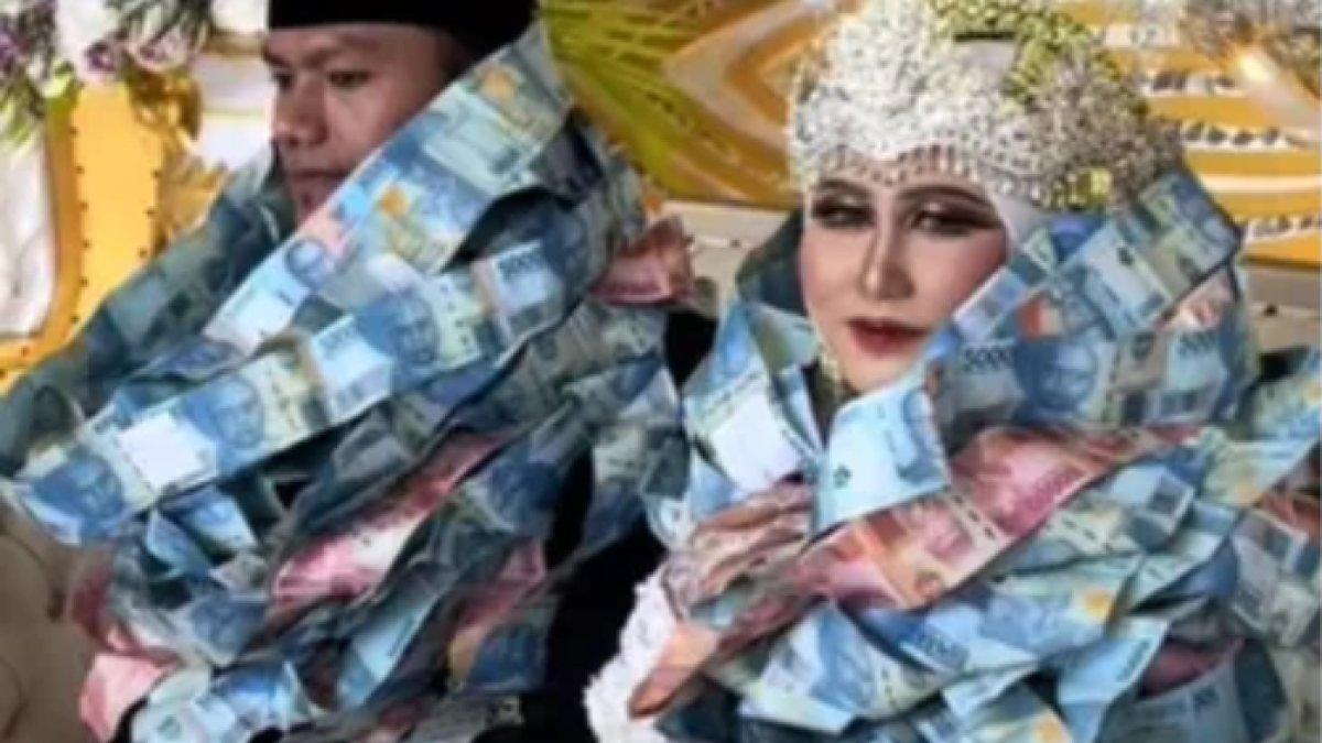 Penampakan pengantin dikalungi banyak uang