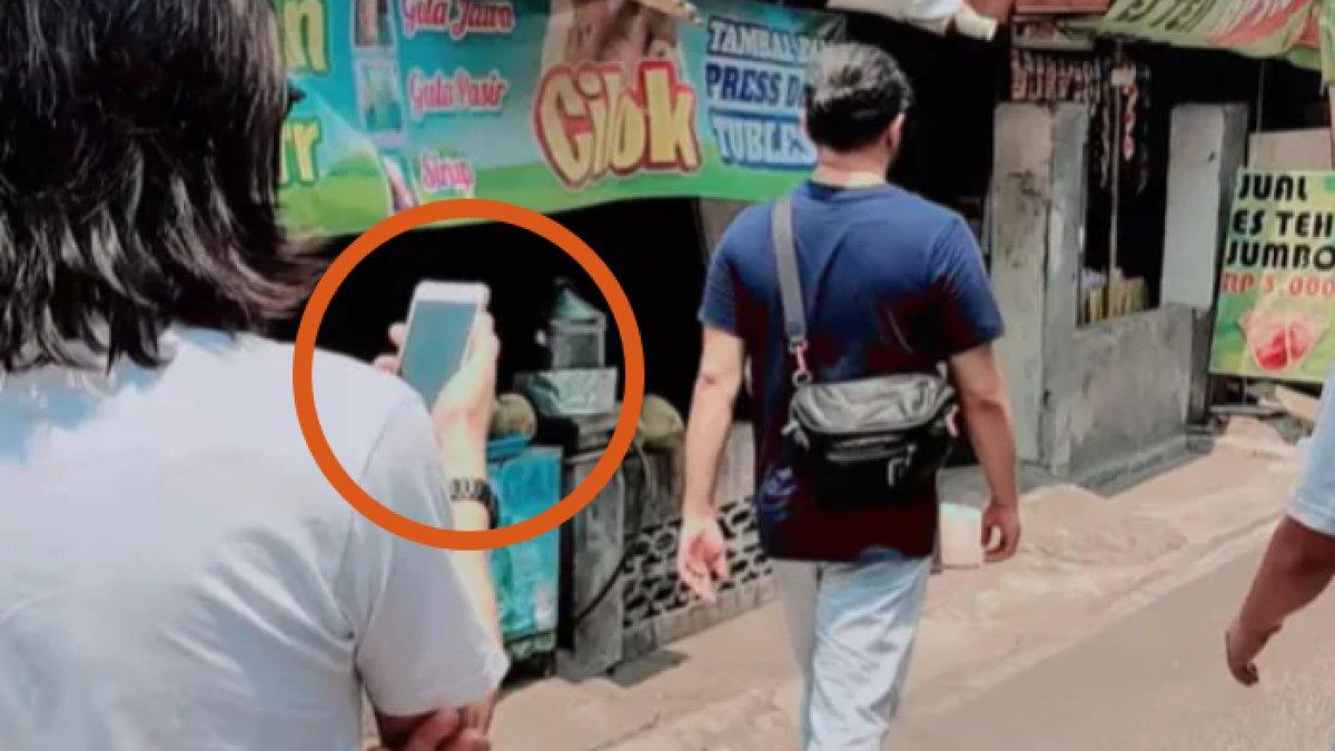 Penampakan ponsel milik Duta Sheila On 7 yang masih jadul
