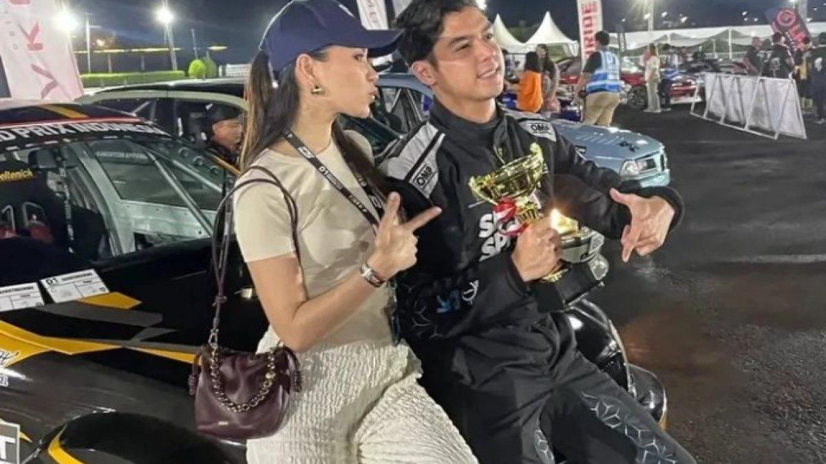 Penampilan Alyssa Daguise saat temani Al Ghazali balapan