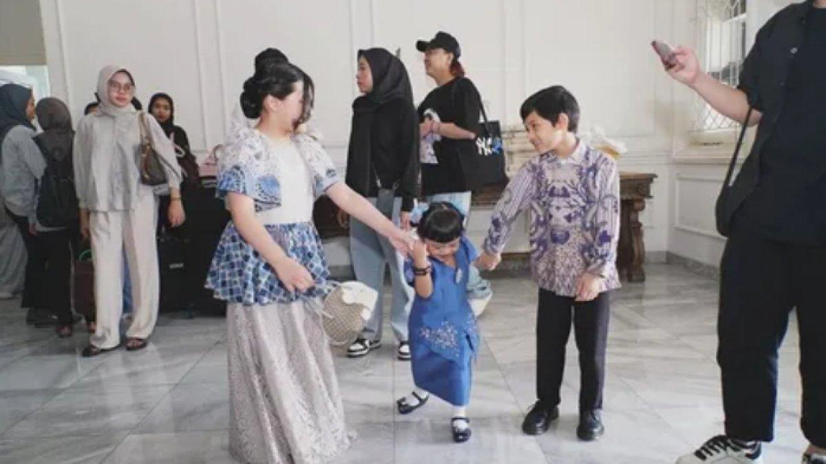 Penampilan Anang, Azriel, dan Arsya, kompak mengenakan kemeja batik