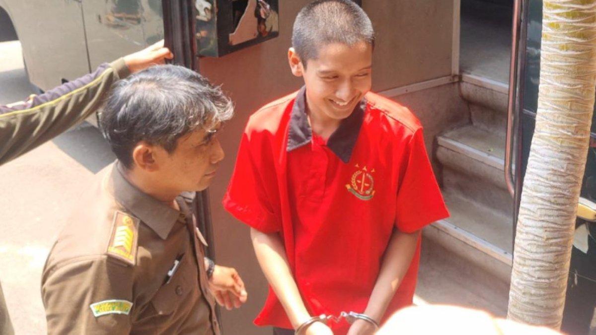 Penampilan Armor Toreador dengan tangan diborgol