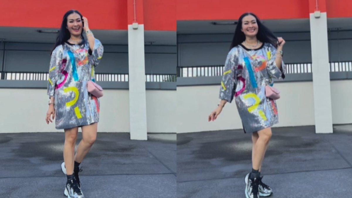 Penampilan Iis Dahlia saat menonton konser Taylor Swift