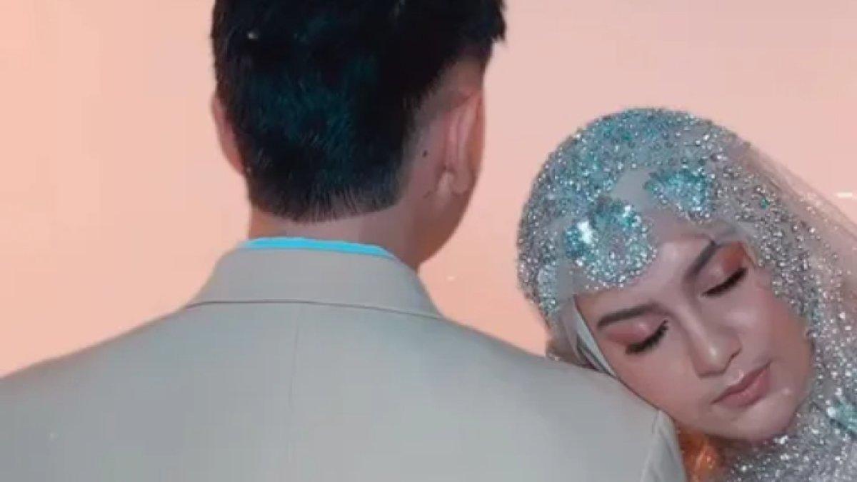 Penampilan Irish Bella serasi dengan pria misterius