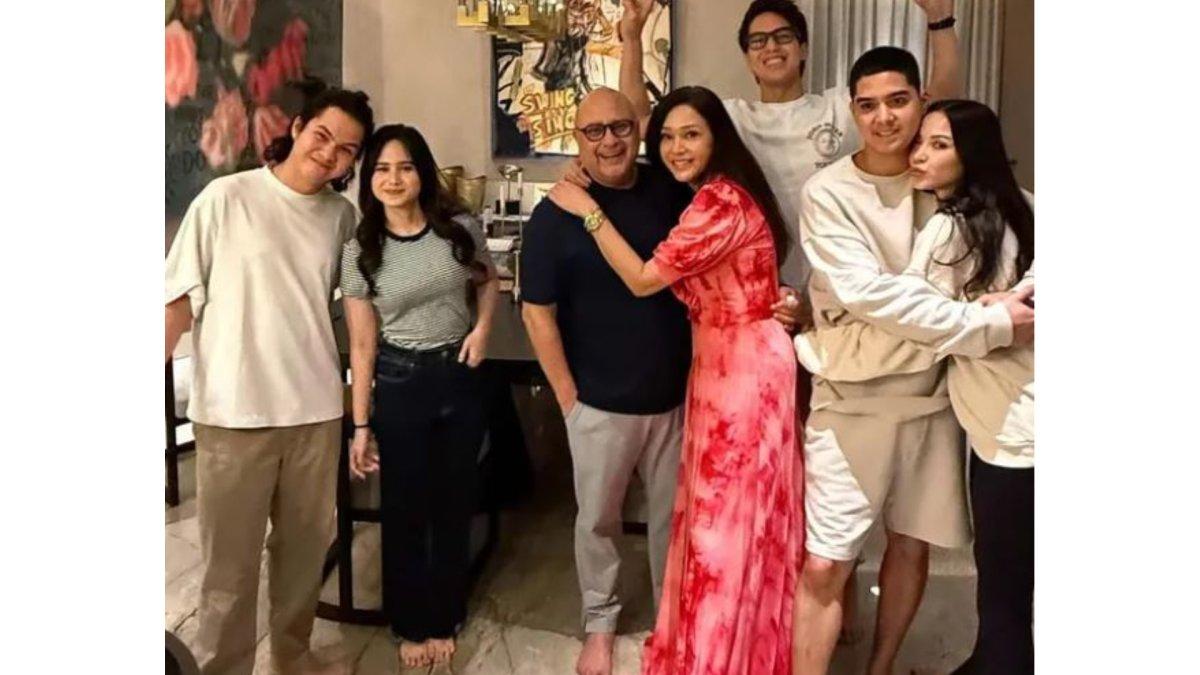 Penampilan Maia Estianty saat kumpul keluarga setelah pernikahan Al Ghazali dan Alyssa.