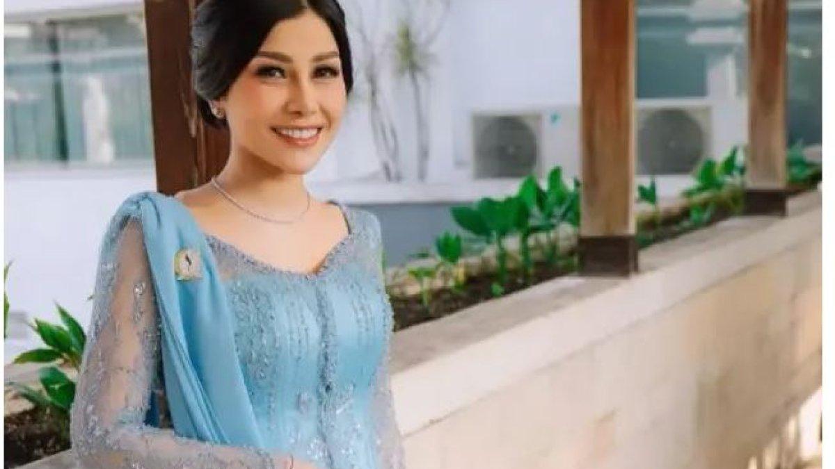 Penampilan Nisya mendapat sentuhan tangan kreatif stylist Wanda Hara.
