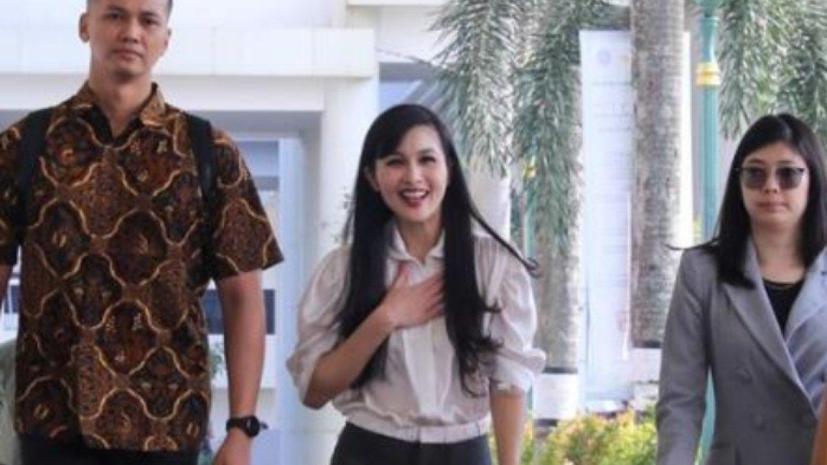 Sandra Dewi memakai atasan warna putih saat tiba di Kejagung (IST)