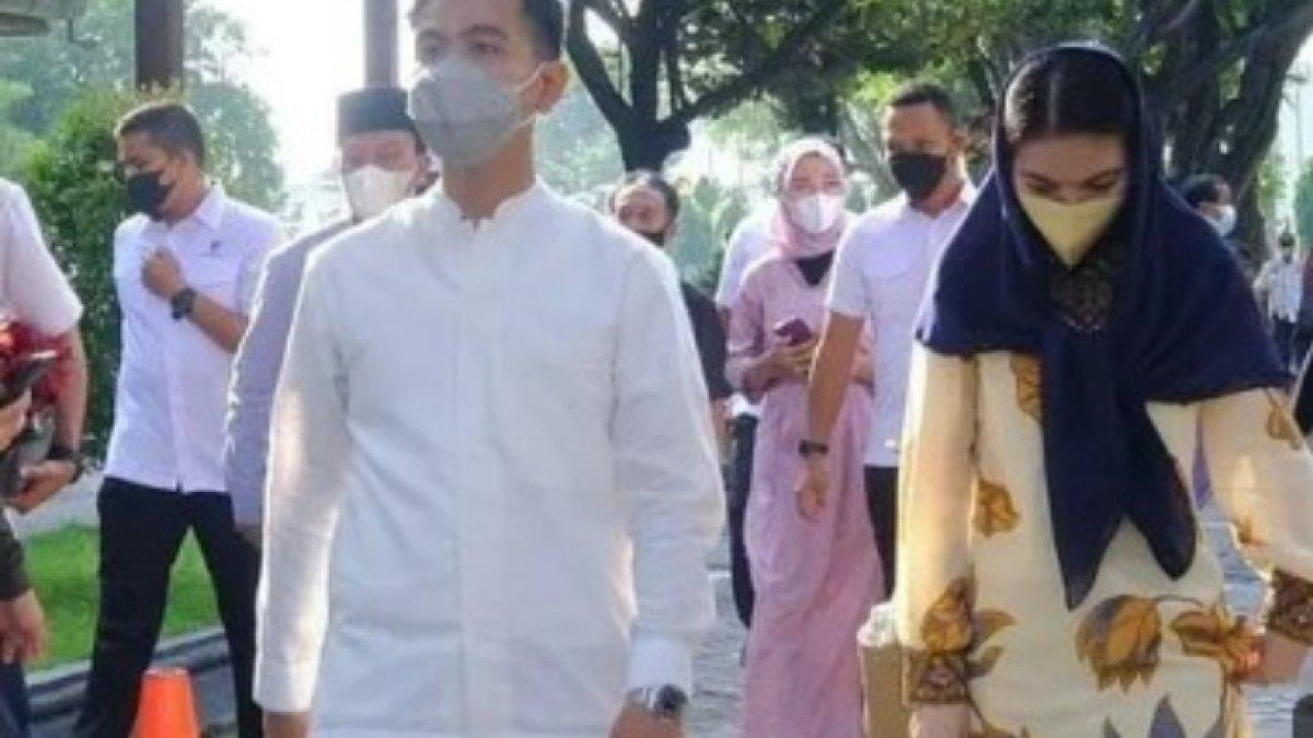SELVI BERHIJAB - Penampilan Selvi Ananda dalam balutan hijab navy dan gamis batik.