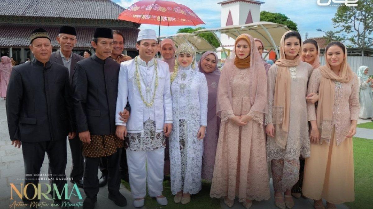 Penampilan Wulan Guritno yang berdandan mirip dengan ibu Norma di dunia nyata.