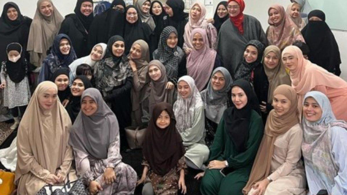 Penampilan Zaskia Gotik saat hadiri kajian