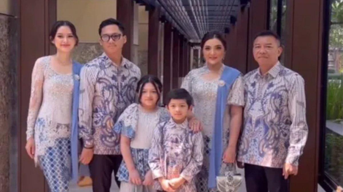 Penampilan keluarga Anang Hermansyah di acara pertunangan Thariq Halilintar dan Aaliyah Massaid