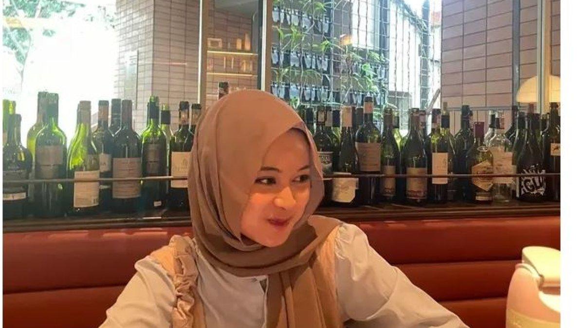 Penampilannya semenjak menggunakan hijab membuat aura kecantikannya semakin keluar