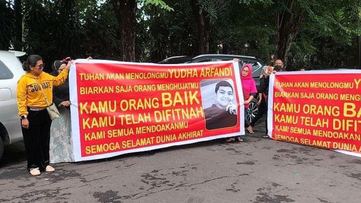 Pendukung Yudha Arfandi di lokasi kolam renang yang berada di kawasan Pondok Kelapa, Jakarta Timur.