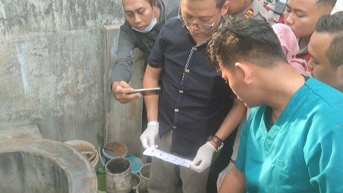 Personel Satreskrim Polres Probolinggo Kota tengah melakukan olah TKP penemuan jasad bayi laki-laki terbungkus kain kafan, juga ditemukan surat wasiat, Rabu (13/9/2023).