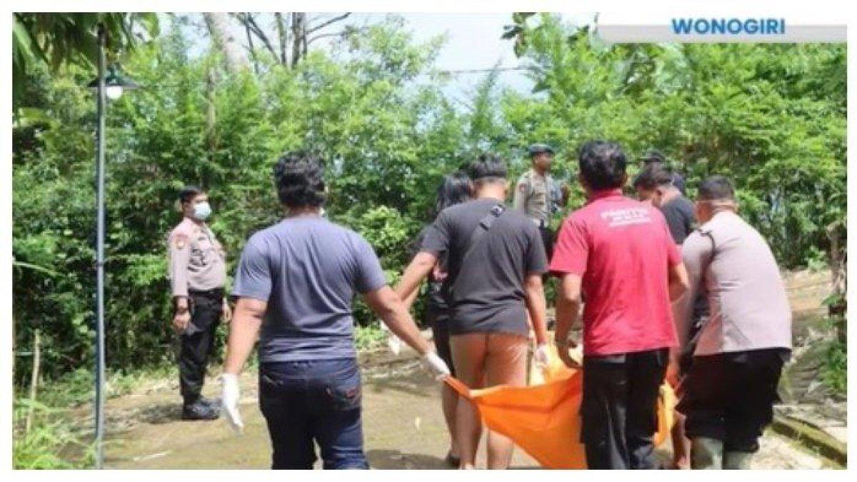 Penemuan kerangka manusia di pekarangan di belakang rumah milik pria berinisial SPY (44) di Desa Setren, Kecamatan Slogohimo, Kabupaten Wonogiri, Jawa Tengah
