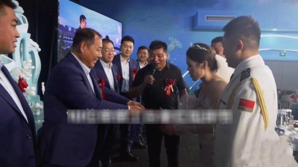 Pengantin pria di China membawa 10 ayahnya ke pelaminan, kisah di baliknya bikin semua terharu.