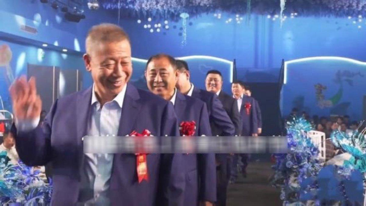 Pengantin pria di China membawa 10 ayahnya ke pelaminan, kisah di baliknya bikin semua terharu.