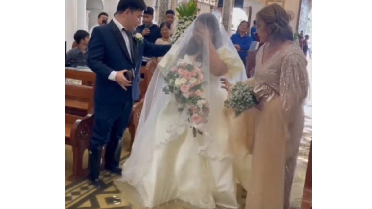 Pengantin tetap gelar pernikahan meski banjir