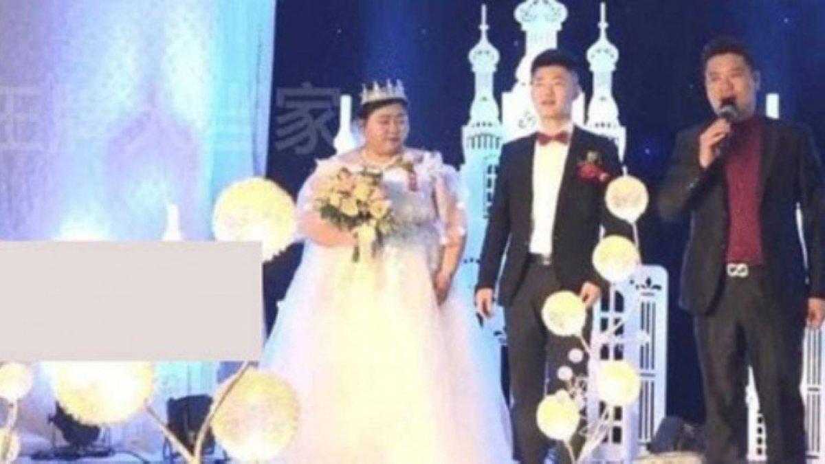 Pengantin wanita di China digendong 4 pria ke ruang pernikahan karena berat badannya, ekspresi mempelai pria disorot.