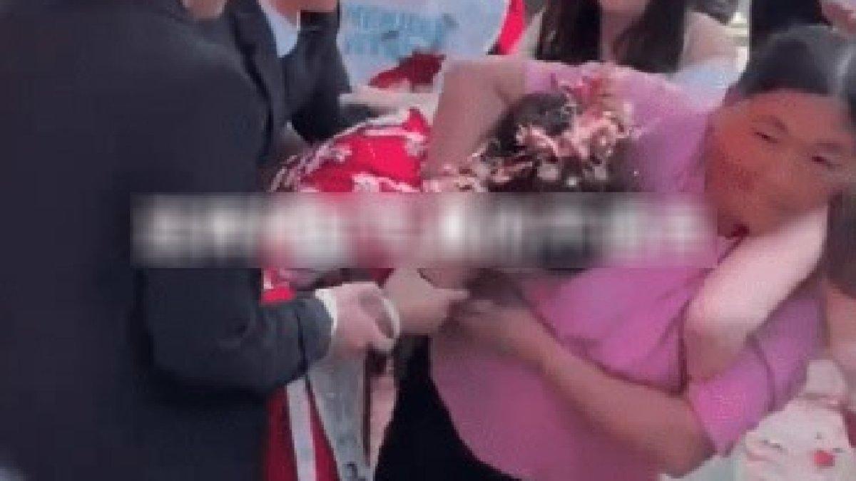 Pengantin wanita di China dipiting bibi penganti pria saat membagikan amplop uang.
