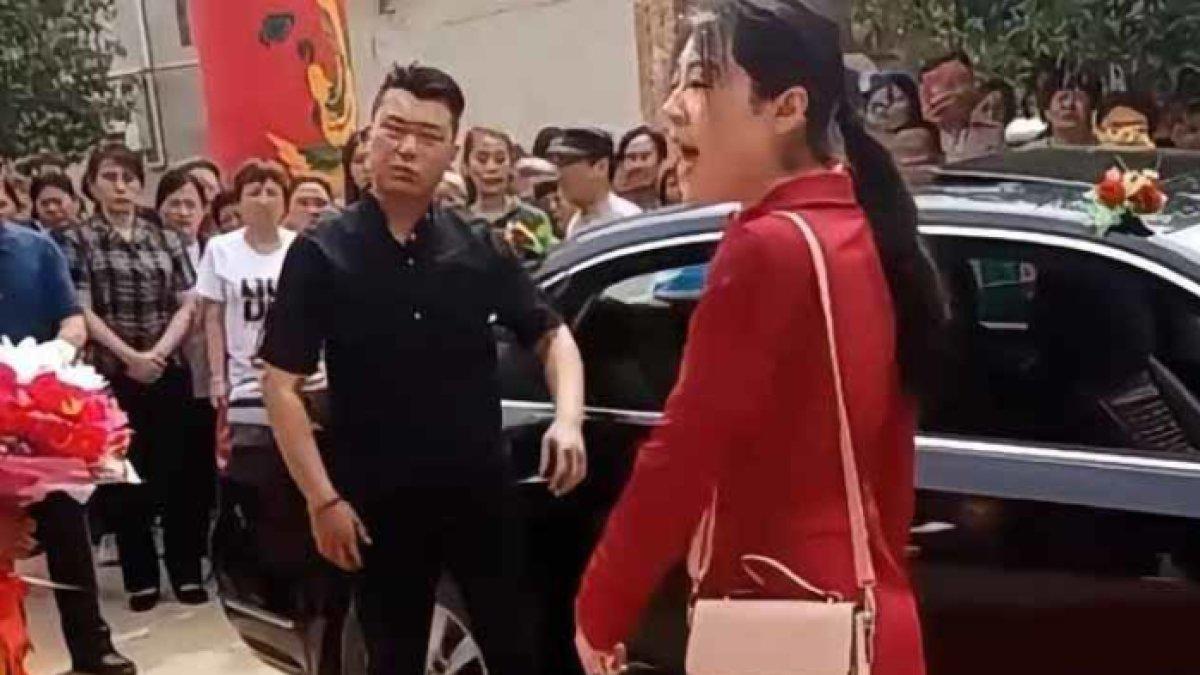 Pengantin wanita di China enggan keluar dari mobil pengantin, minta tambahan mahar Rp192 juta.