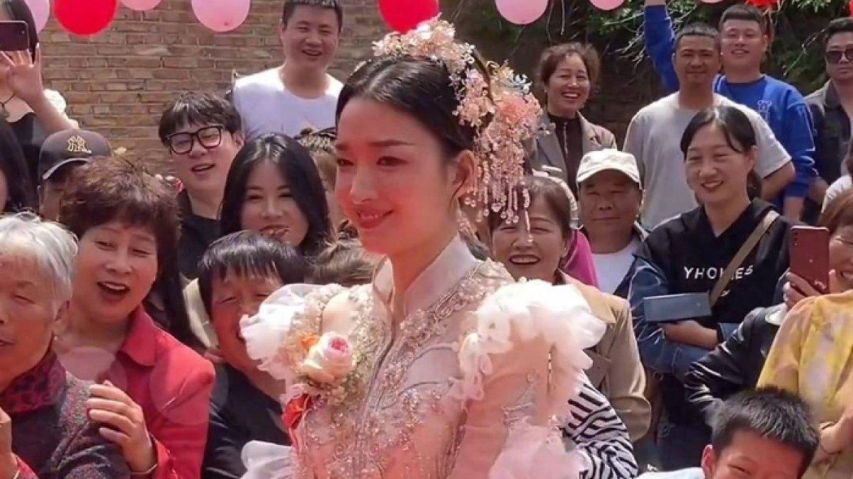 Pengantin wanita di China, paras cantiknya bikin warga berbondong-bondong datang meski tak diundang.