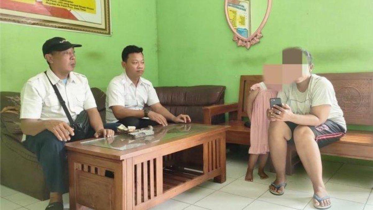 PENGEMIS ELIT - Pengemis WN bersama anaknya saat diminta keterangan di Kantor Dinsos P3A, Jalan Gondosuli, Kelurahan Nologaten, Kecamatan/Kabupaten Ponorogo, Jatim, Sabtu (8/3/2025).