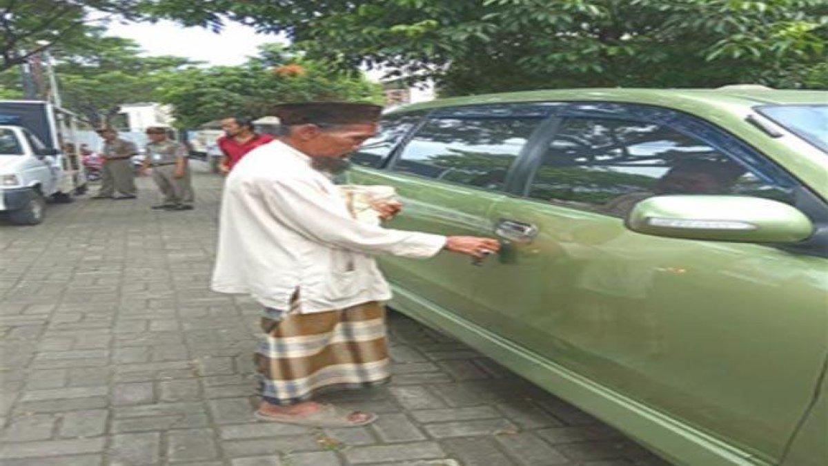 Pengemis bawa mobil pribadi di Bogor.