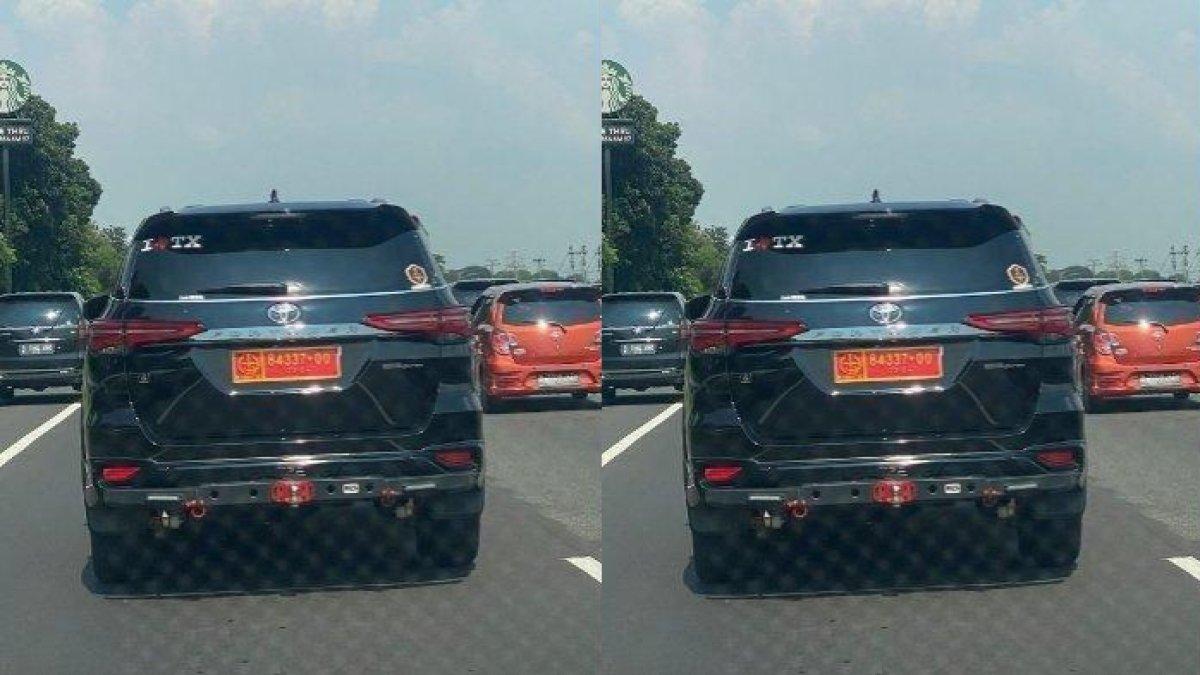Pengendara Fortuner ngaku anggota TNI ngamuk usai ditegur gegara tabrak mobil lain.
