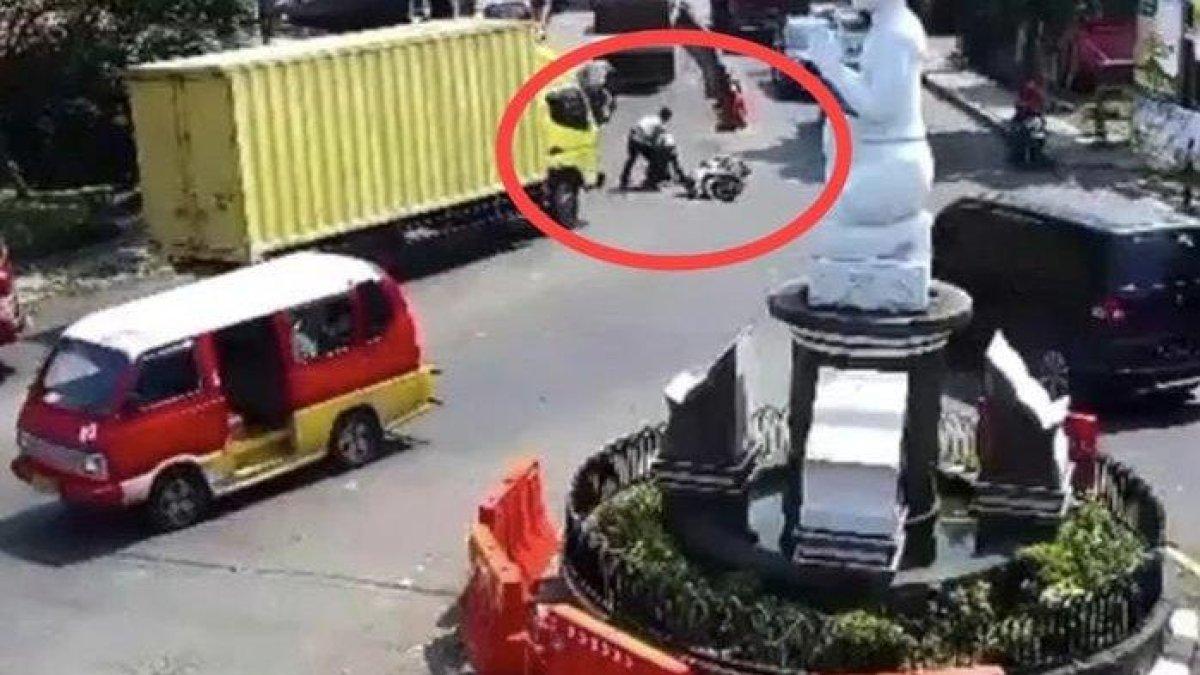Pengendara sepeda motor terjatuh dan tertabrak truk di Perempatan Parcom, Kelurahan Sindangkasih, Kecamatan/Kabupaten Purwakarta.