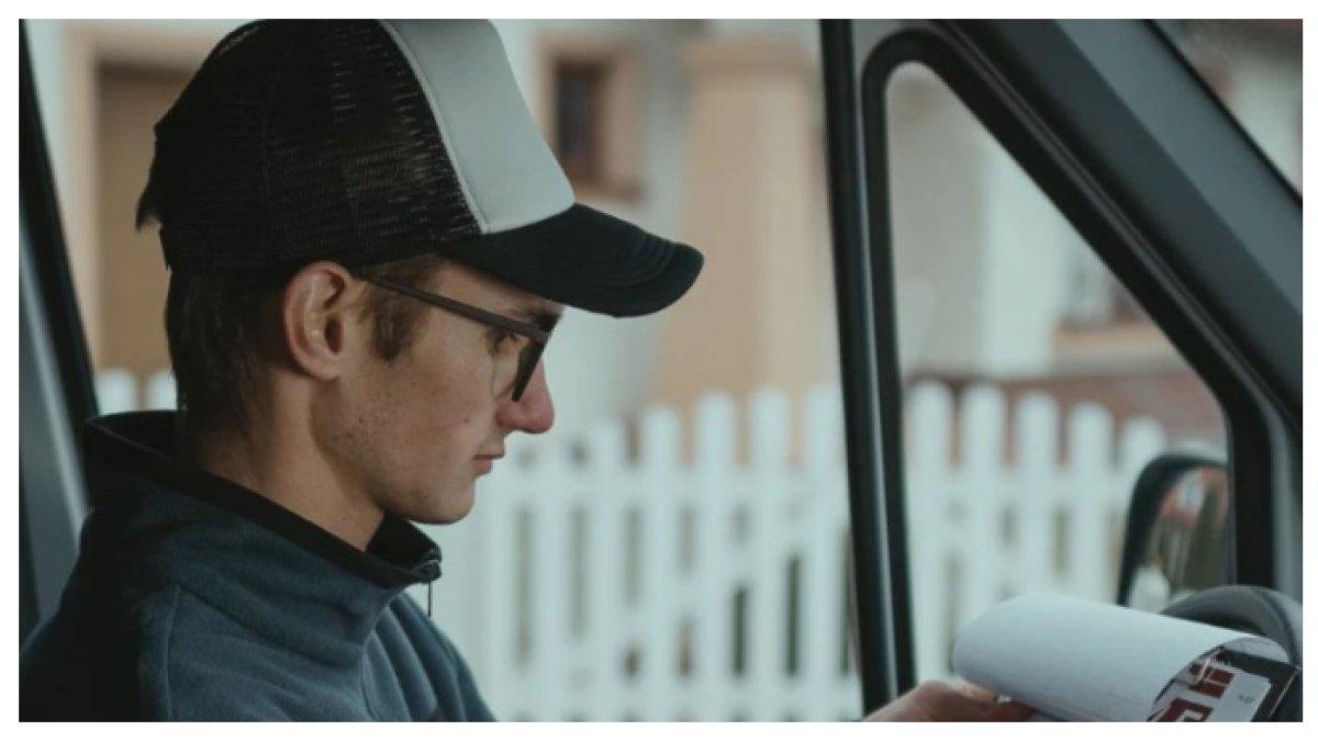 PENGIRIM YANG RUMIT - Pengemudi amazon terjebak dalam instruksi pengiriman rumit: pintu belakang, tapi jangan lewat pagar. Akibatnya, kontroversi dan kekecewaan pun meluas!