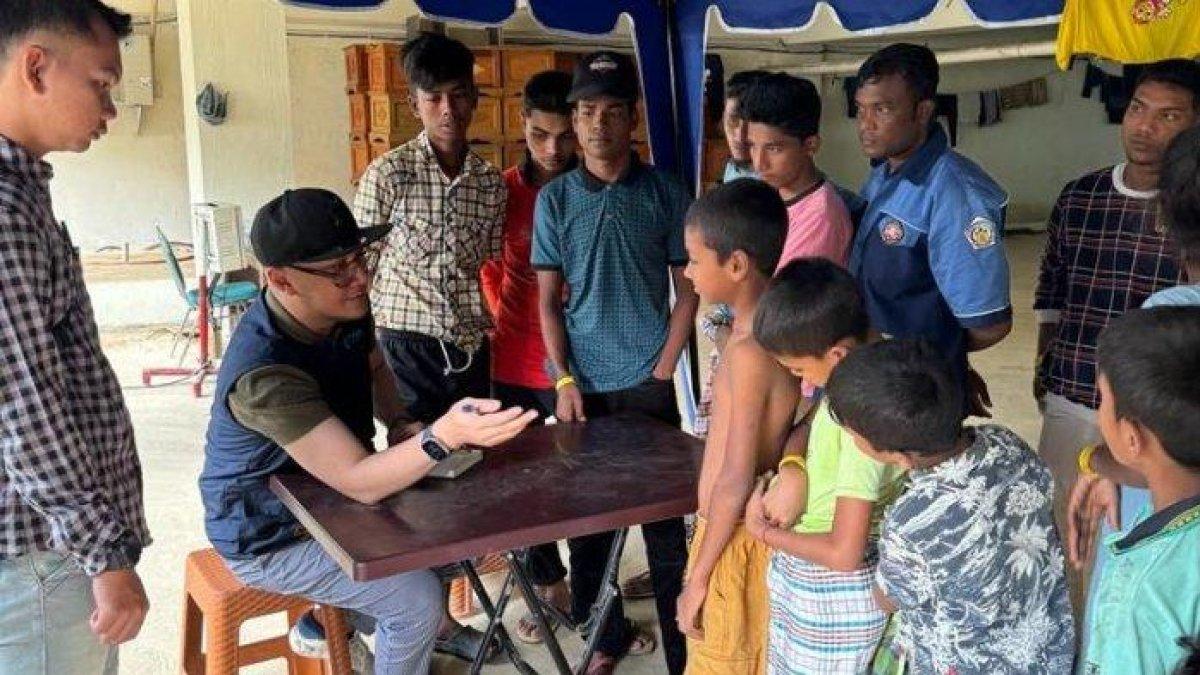 Ardi Santoso, dokter spesialis anak asal Solo beri pengobatan gratis ke pengungsi Rohingya.
