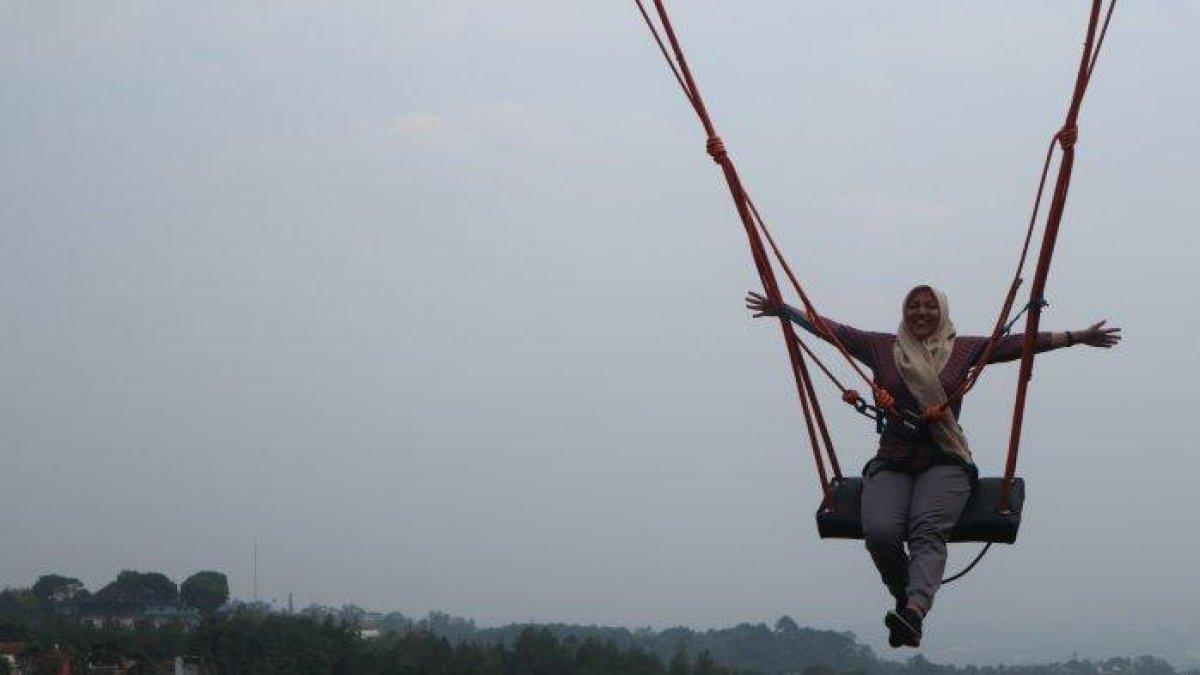 Pengunjung yang mencoba wahana giant swing.