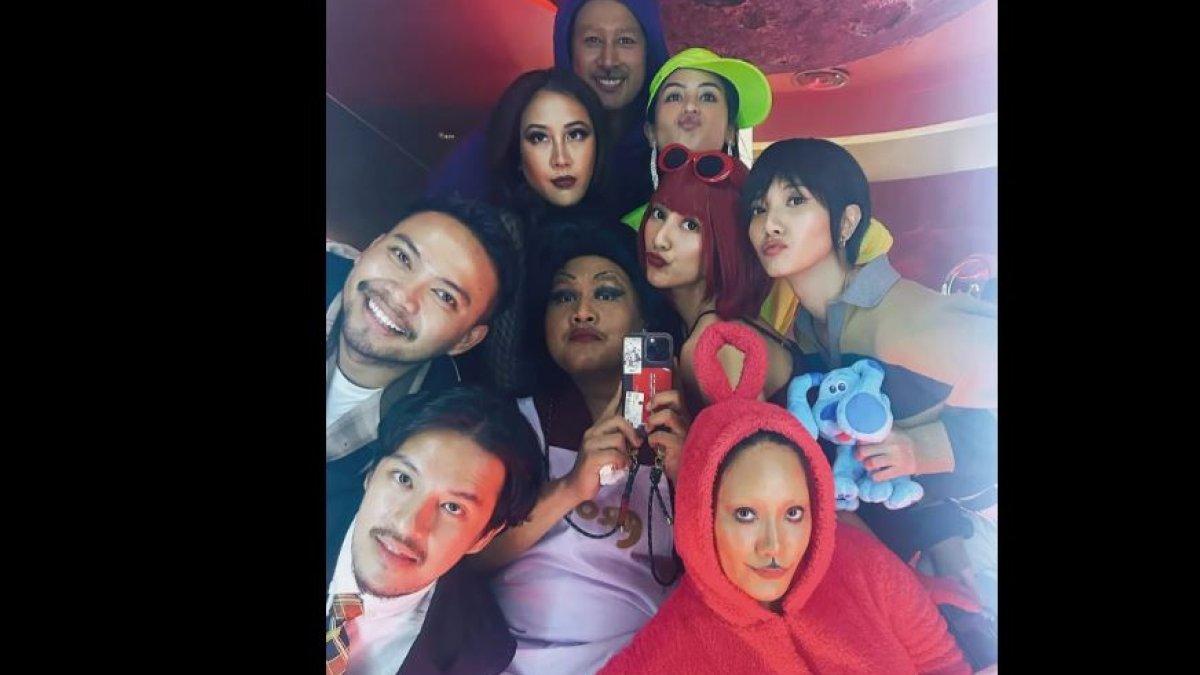 PASANGAN DI GENG ARIES PARTY - Penuh warna dan keceriaan, Tara dan Daniel datang sebagai karakter dari Teletubbies.