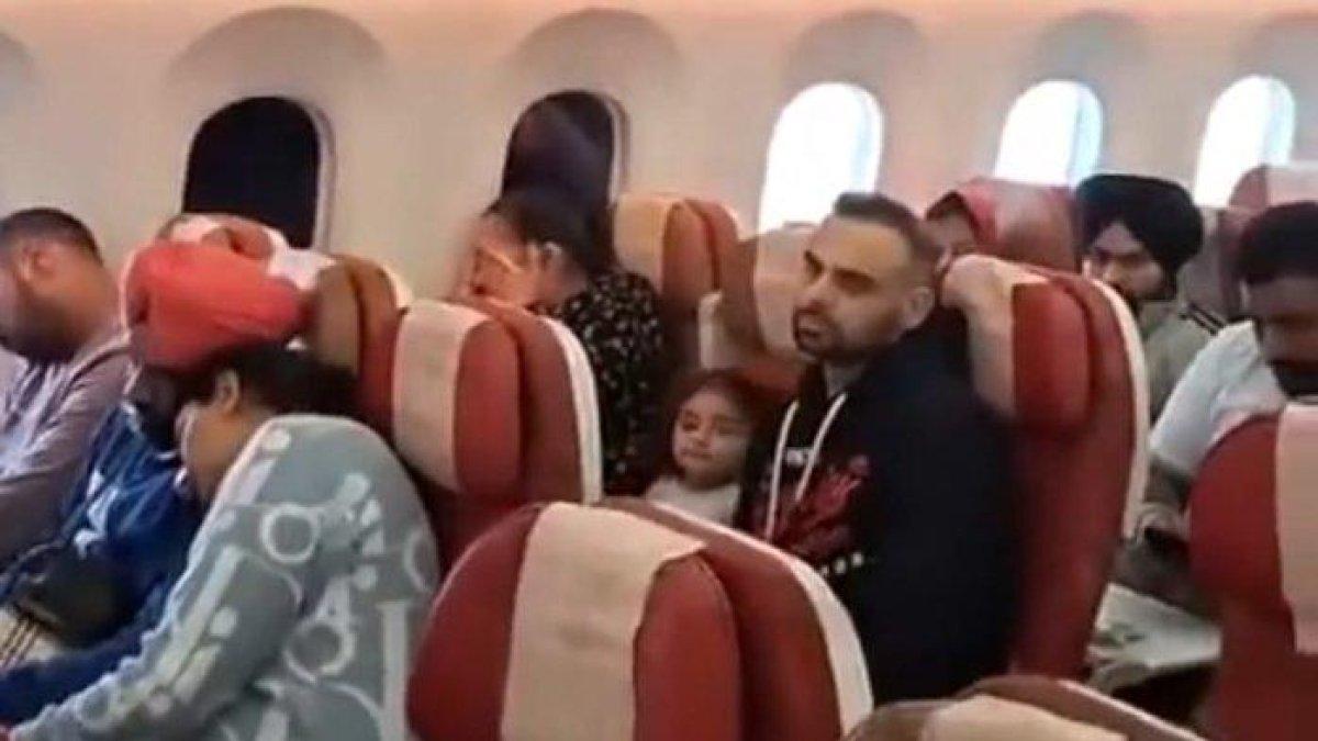 Penumpang pesawat Boeing 787 Air India pasrah saat air mengucur deras dari langit-langit kabin pesawatnya yang mengalami kebocoran dalam penerbangan dari Bandara London Gatwick di Inggris tujuan Amritsar, India.