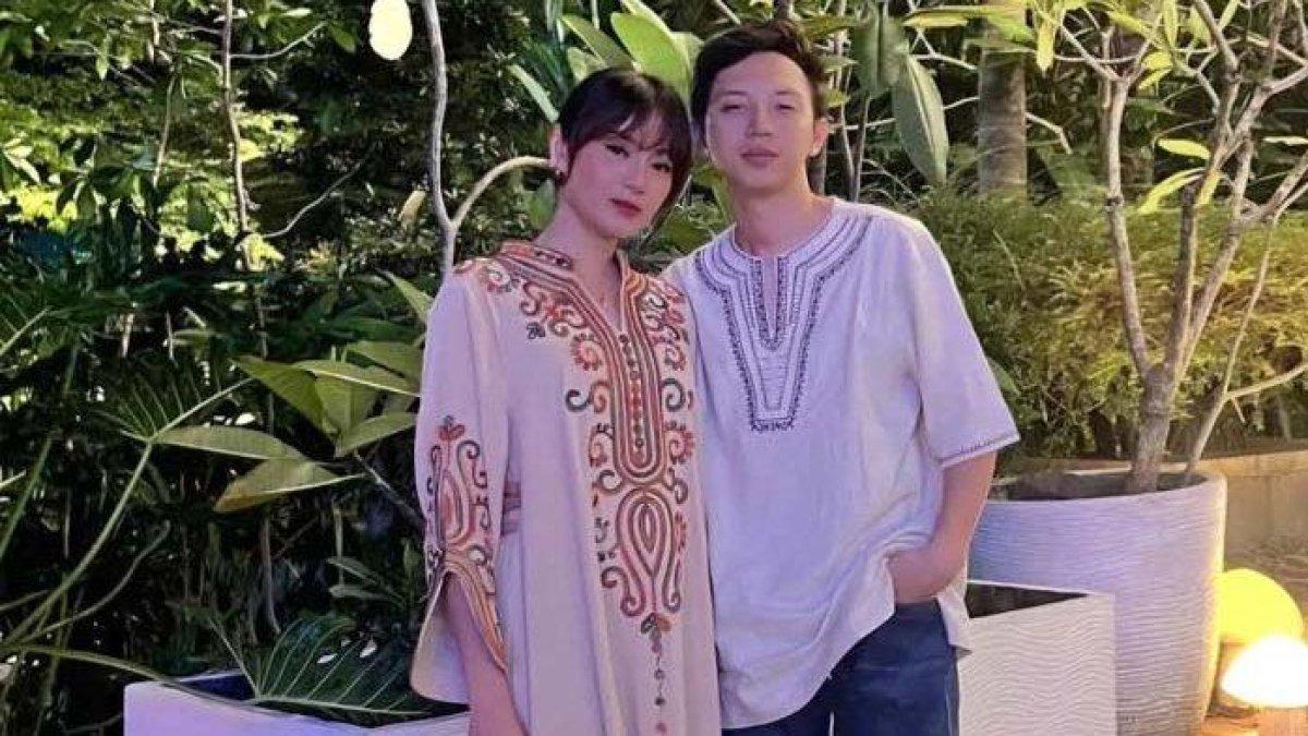 PACAR BARU DARA THE VIRGIN - Penyanyi Dara The Virgin akhirnya memperkenalkan kekasih barunya, Jaime Alvaro, kepada publik.