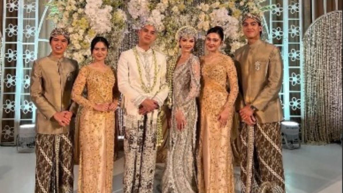 TAK DAPAT SERAGAM - Penyebab Syifa Hadju dan Tissa Biani tidak dapat seragam kebaya di nikahan Al Ghazali dan Alyssa Daguise.