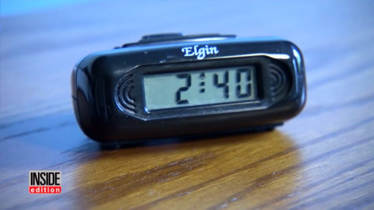 Penyebab dinding berbunyi karena ada jam weker nyangkut