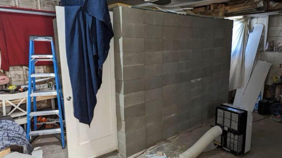Perempuan itu berulang kali meninju pintu untuk melarikan diri.