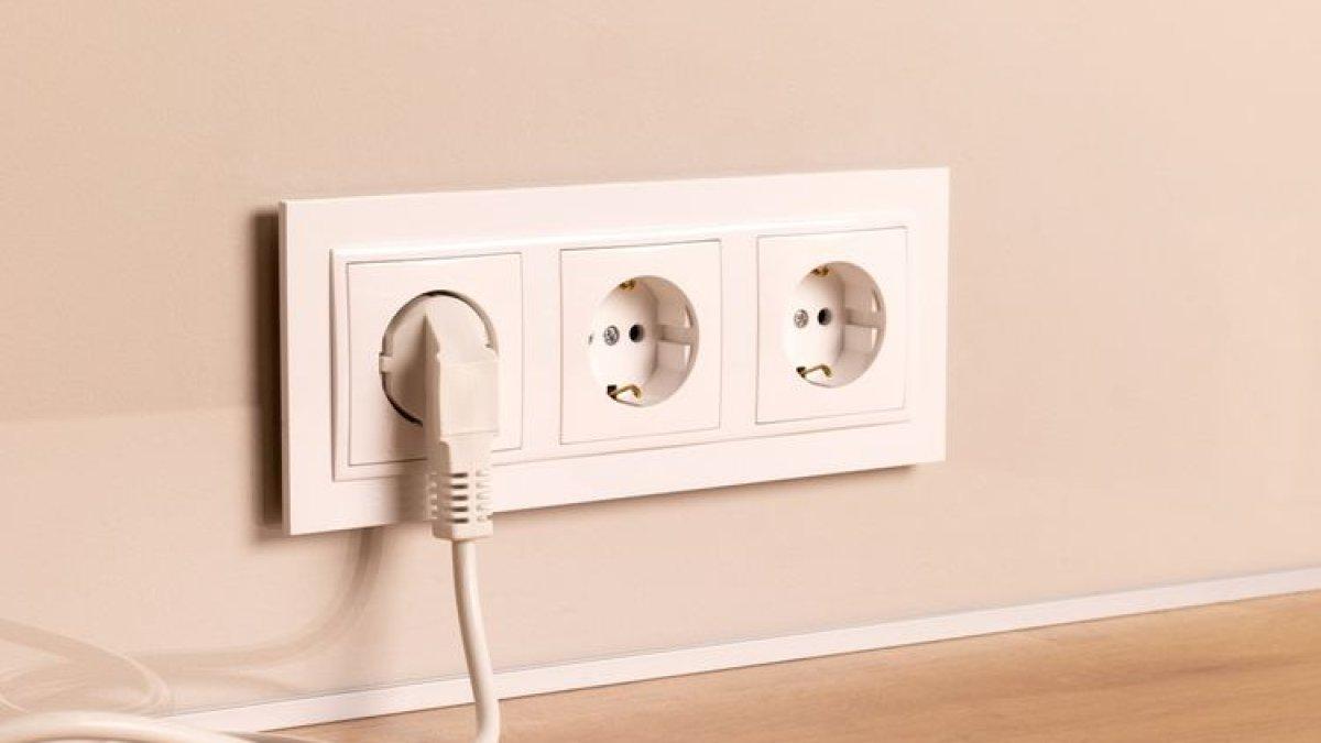 Mencabut barang-barang elektronik dari stop kontak termasuk hal yang penting dilakukan sebelum meninggalkan rumah untuk mudik.