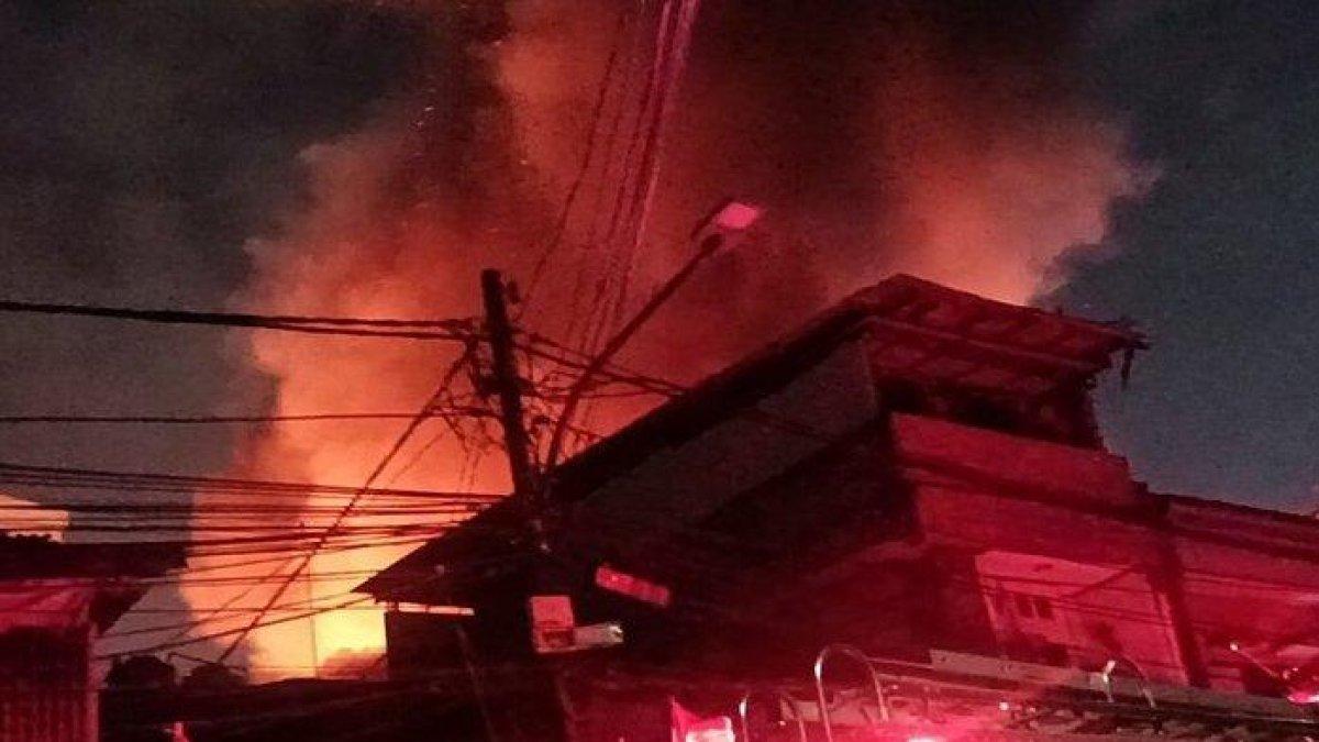 Permukiman padat depan Pemkot Jakpus ludes terbakar, Rabu (23/8/2023) malam. Ratusan warga kini bingung harus tinggal di mana. Kebakaran dipicu oleh ulah seorang warga yang asyik main game sambil goreng ikan.