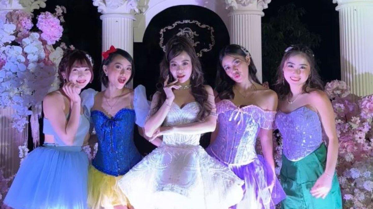 Pernikahan Cindy Yuvia dan Devid digelar cukup mewah dan meriah.