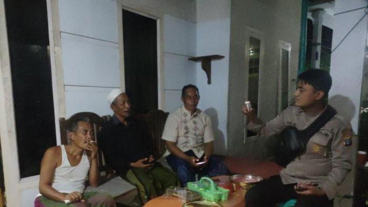 Personel Polsek Pasean, Pamekasan, saat mendatangi rumah warga yang menemukan benda misterius yang diduga Tuyul.