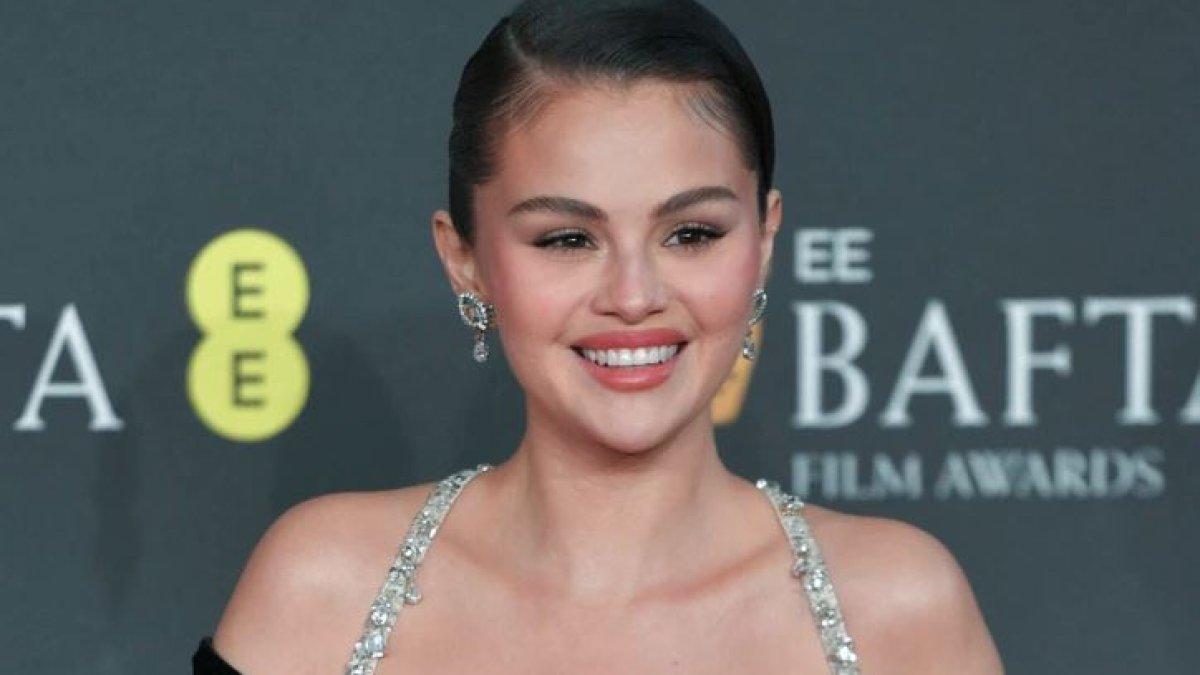 SELENA GOMEZ MENGEJUTKAN BANYAK ORANG - Selena Gomez kembali mencuri perhatian! Penampilannya yang kini tampak sangat berbeda sukses mengejutkan para penggemar.