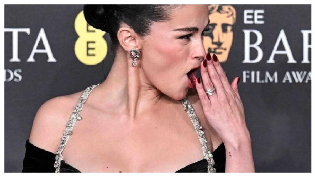 SELENA GOMEZ MENGEJUTKAN BAYAK ORANG - Selena Gomez kembali mencuri perhatian! Penampilannya yang kini tampak sangat berbeda sukses mengejutkan para penggemar.