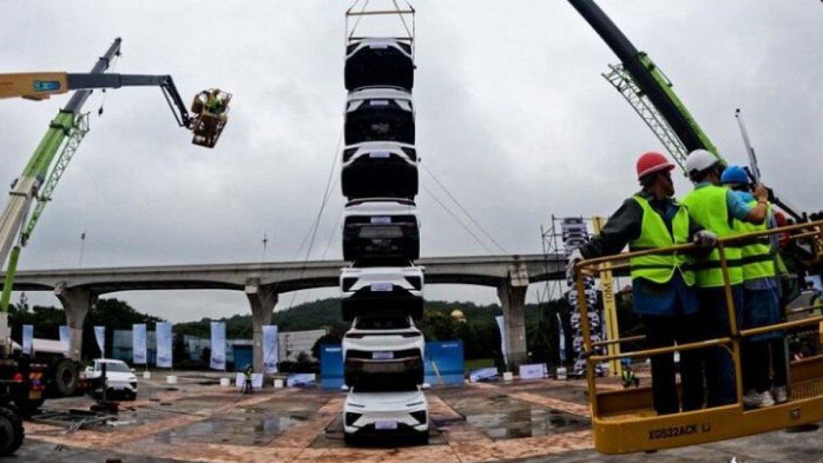 Perusahaan mobil China, Chery, menumpuk 7 mobil buatan mereka untuk menunjukkan kekuatannya.