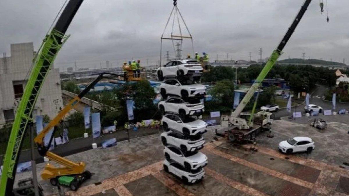 Perusahaan mobil China, Chery, menumpuk 7 mobil buatan mereka untuk menunjukkan kekuatannya.
