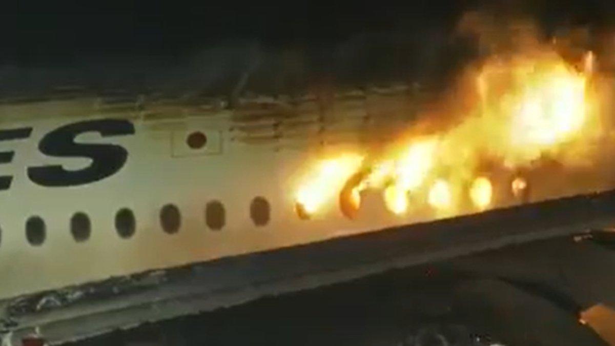 Tangkapan layar video siaran dari Sky News yang menampilkan pesawat Japan Airlines terbakar di Bandara Tokyo pada Selasa (2/1/2024).