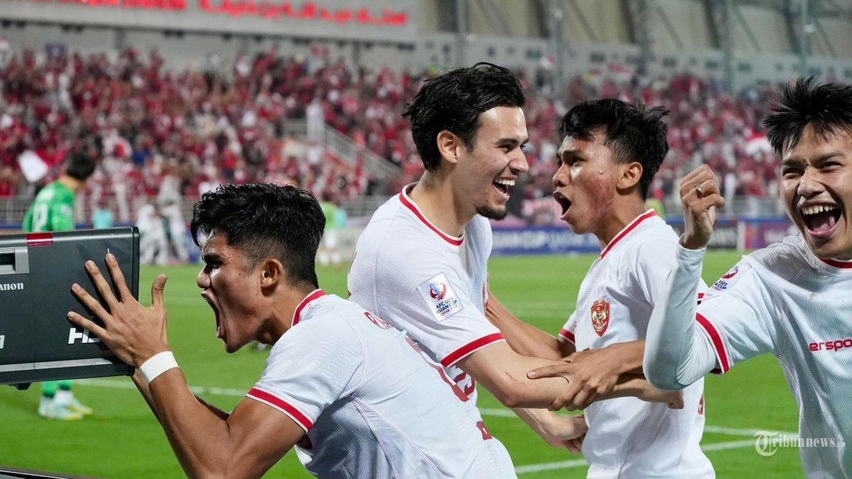 Pesepak bola Timnas U-23 Indonesia melakukan selebrasi usai pertandingan melawan Korea Selatan pada perempat final Piala Asia U-23 di Stadion Abdullah bin Khalifa, Doha, Qatar